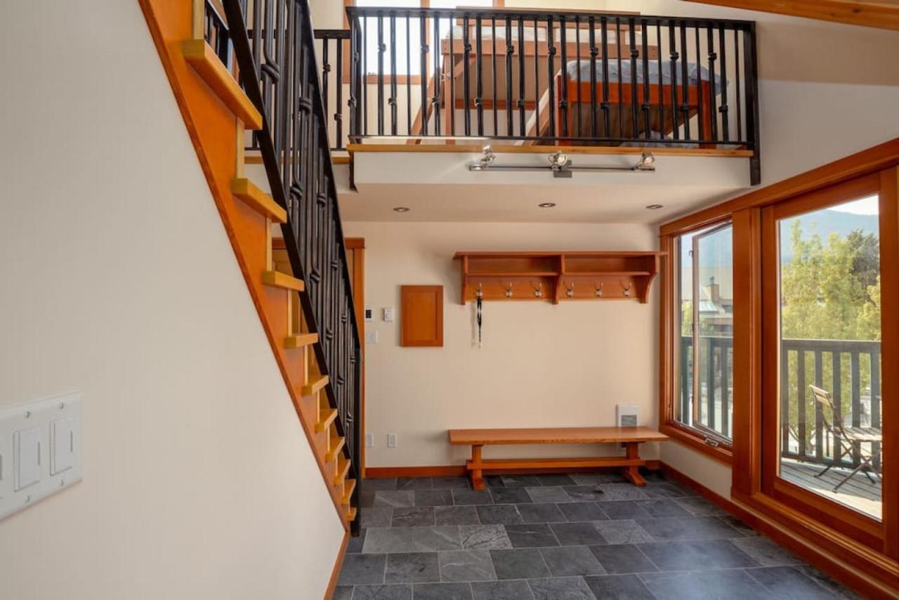 The Ikon Lofted With King Bed And Patio Apartment