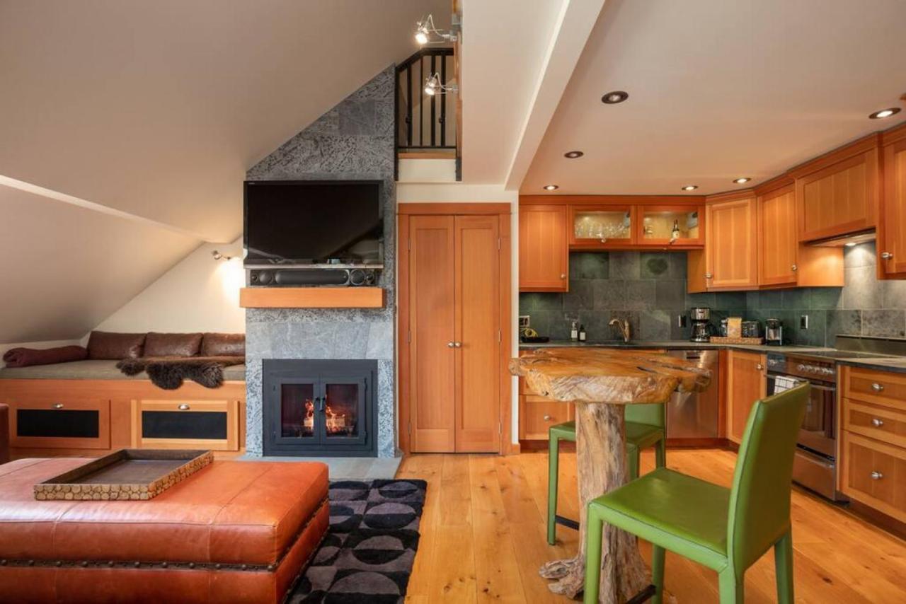 The Ikon Lofted With King Bed And Patio Apartment Whistler